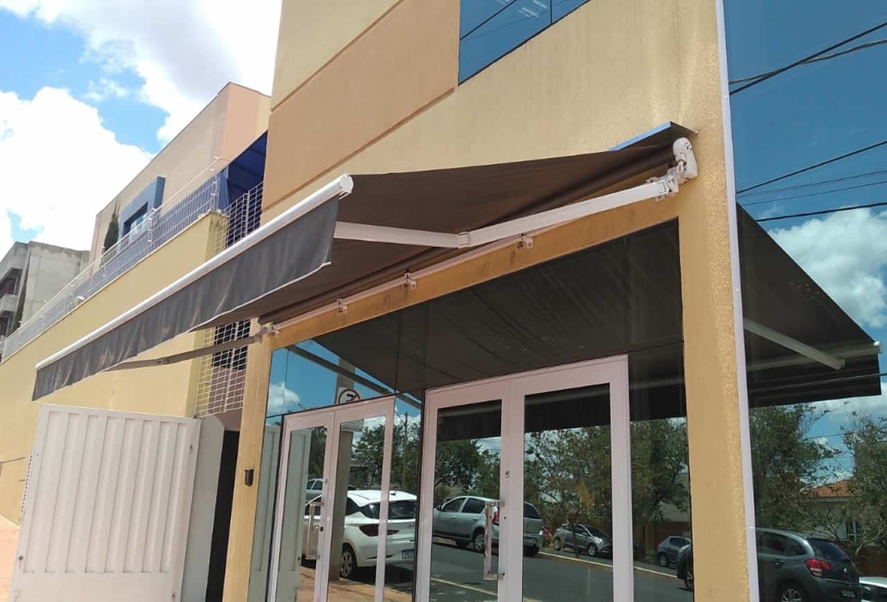 Toldo de Braço Articulado, em lona vinílica, com babado