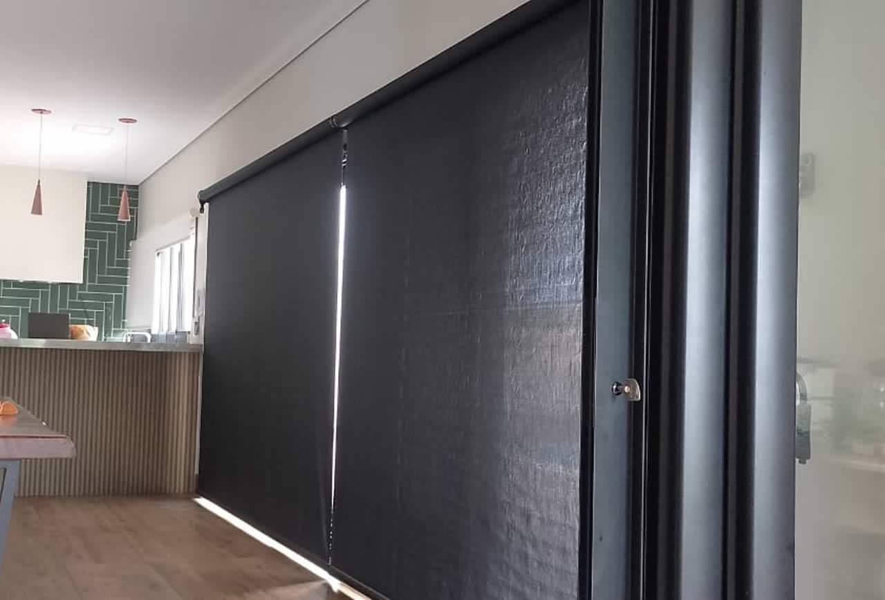 Cortina Toldo Rolo, em tela microperfurada screen, com instalação por dentro