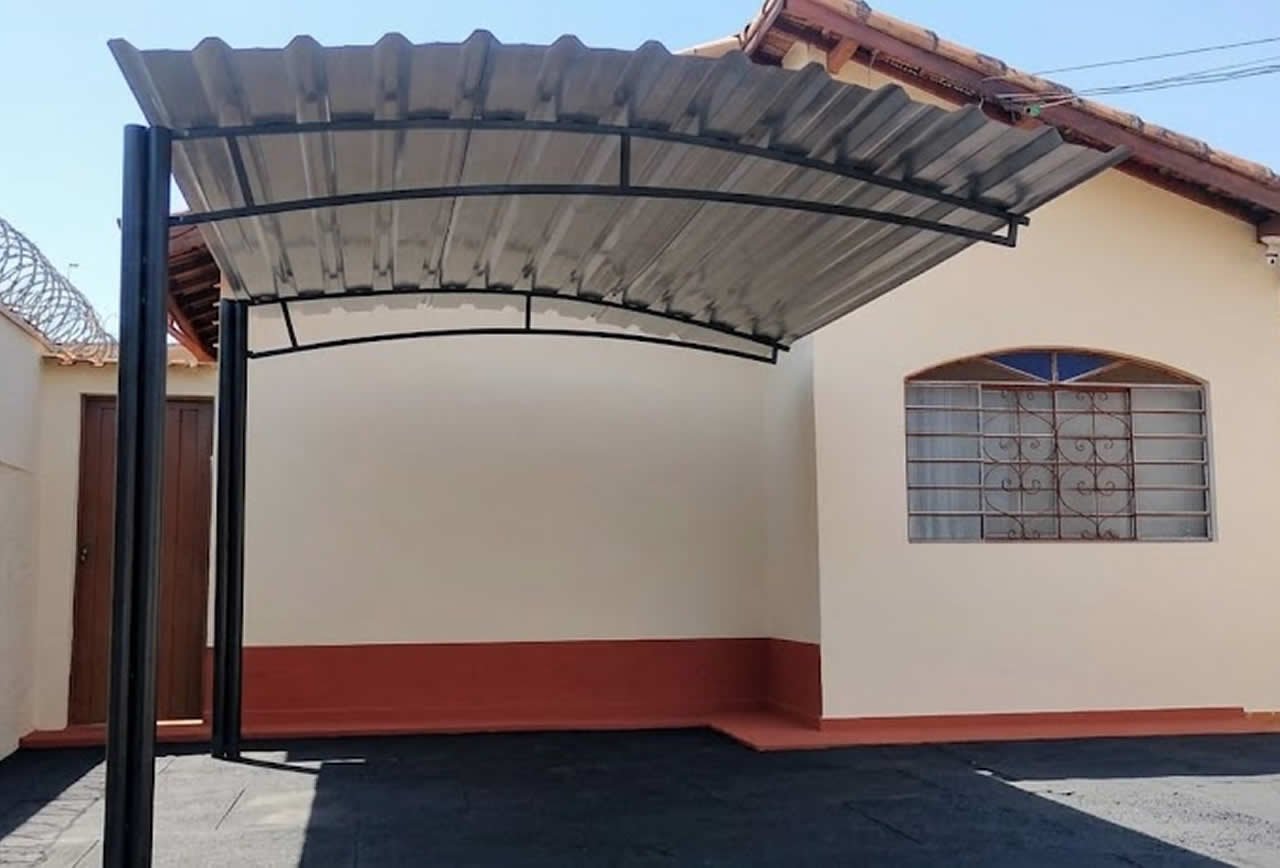 Abrigo para automóvel, em telhas galvalume, com colunas e tesouras em balanço