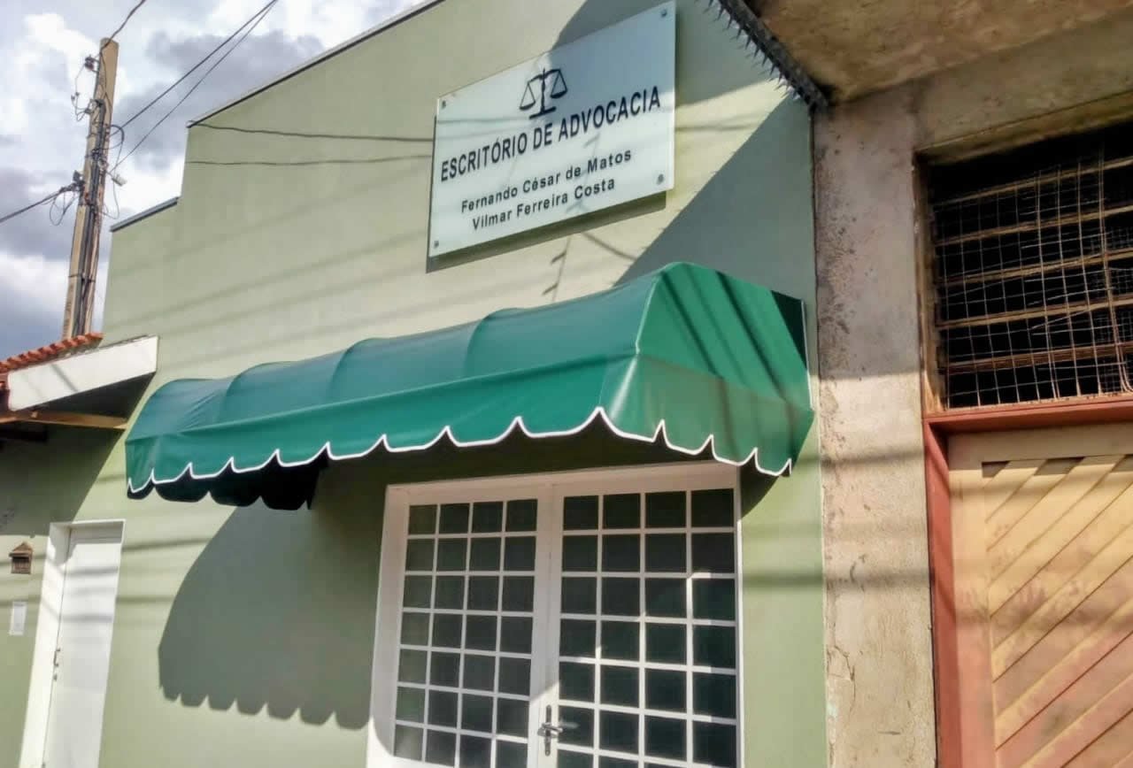Toldo Fixo Curvo, em lona vinílica, com laterais fechadas e babado