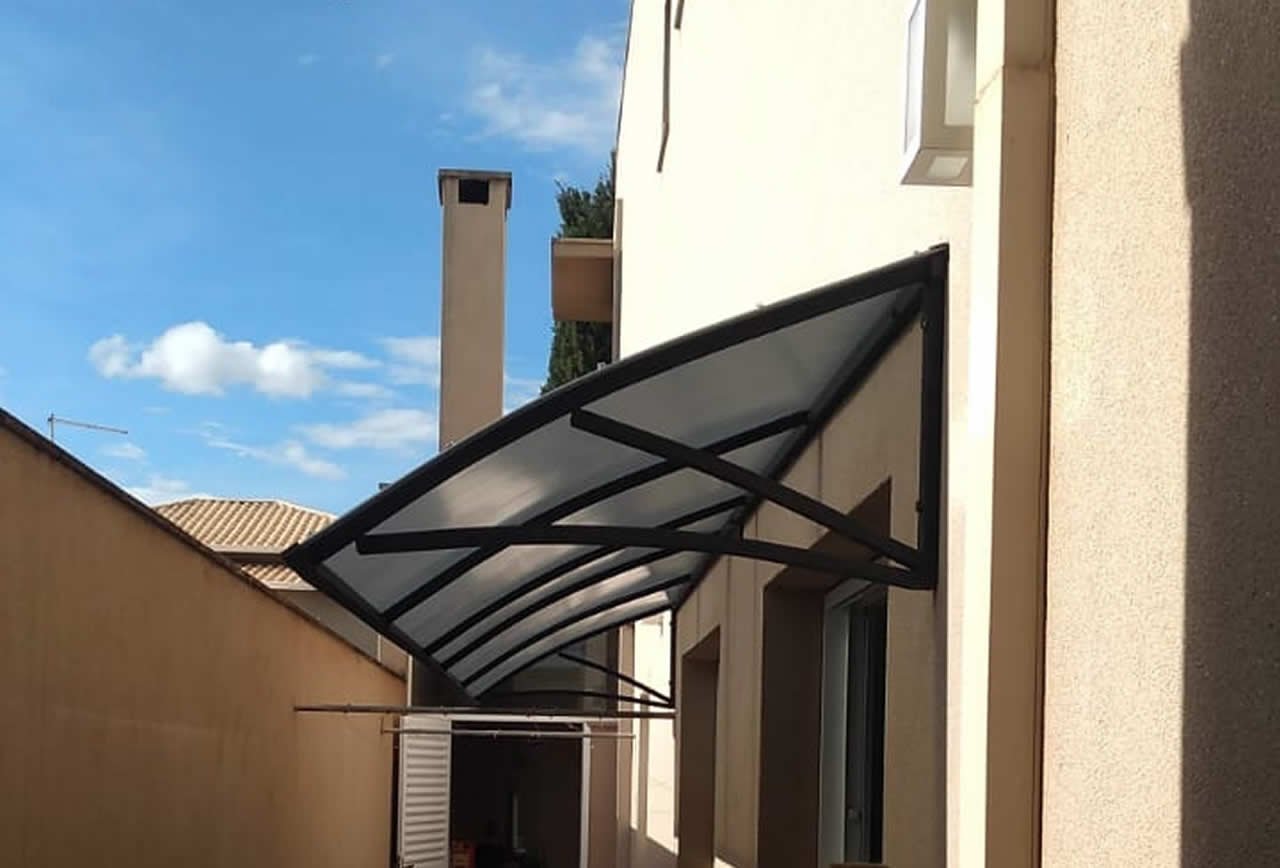 Toldo Fixo Curvo, em policarbonato alveolar, com as laterais abertas