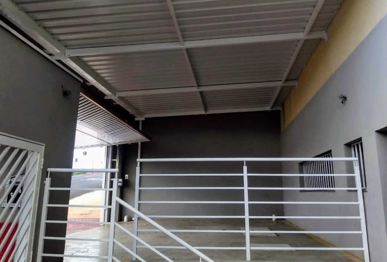 Cobertura Fixa Reta, em telhas sanduíche, com calha colhedora