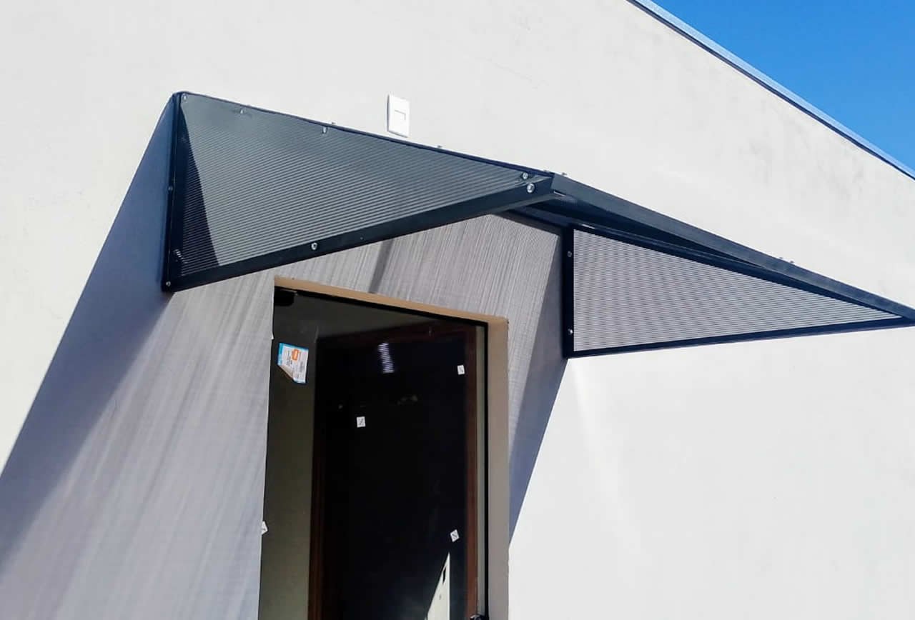 Toldo Fixo Reto, em policarbonato alveolar, com as laterais fechadas