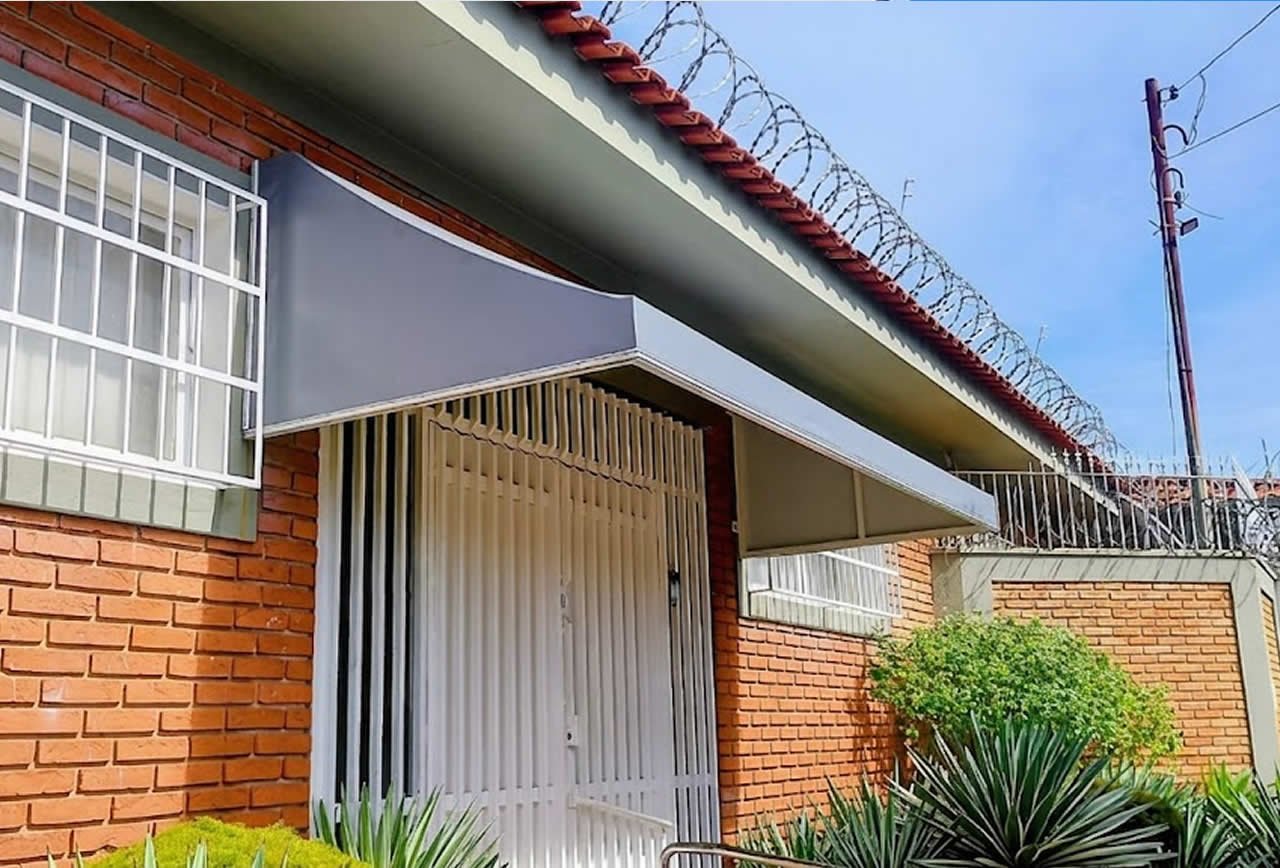 Toldo Fixo Reto, em lona vinílica, com as laterais fechadas