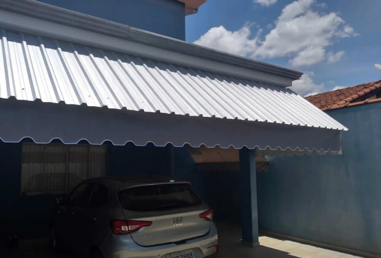 Toldo Fixo Reto, em telhas galvalume, com babado em lona vinílica